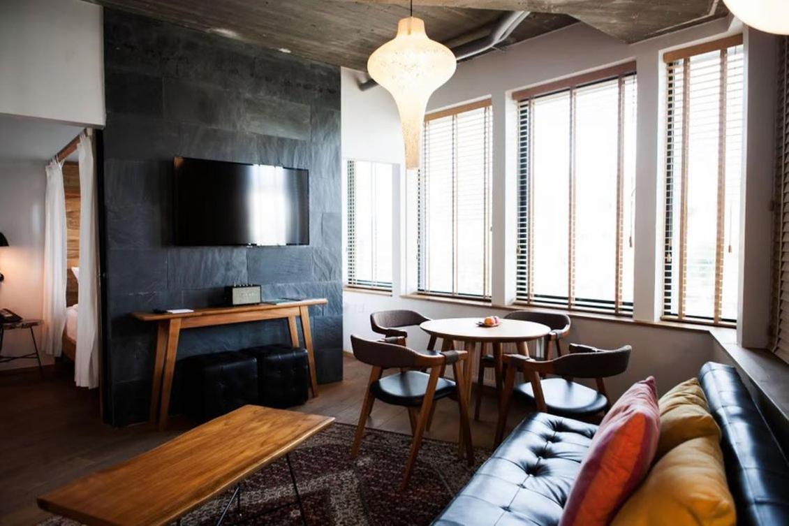 玛农勒斯套房古斯米登酒店 哥本哈根 外观 照片 The interior of a suite at the hotel