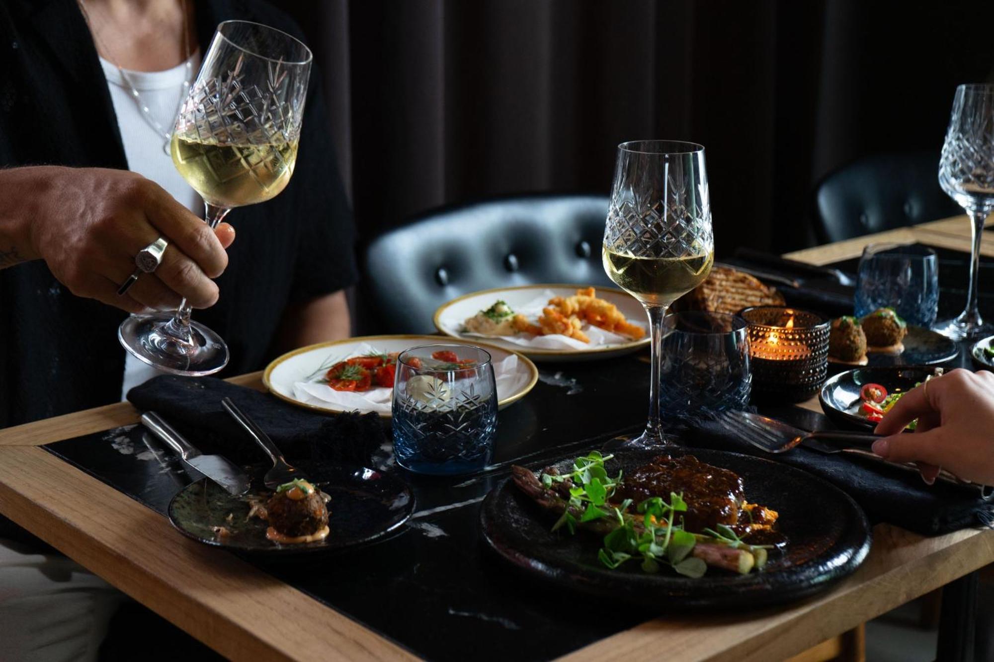 玛农勒斯套房古斯米登酒店 哥本哈根 外观 照片 A selection of tapas