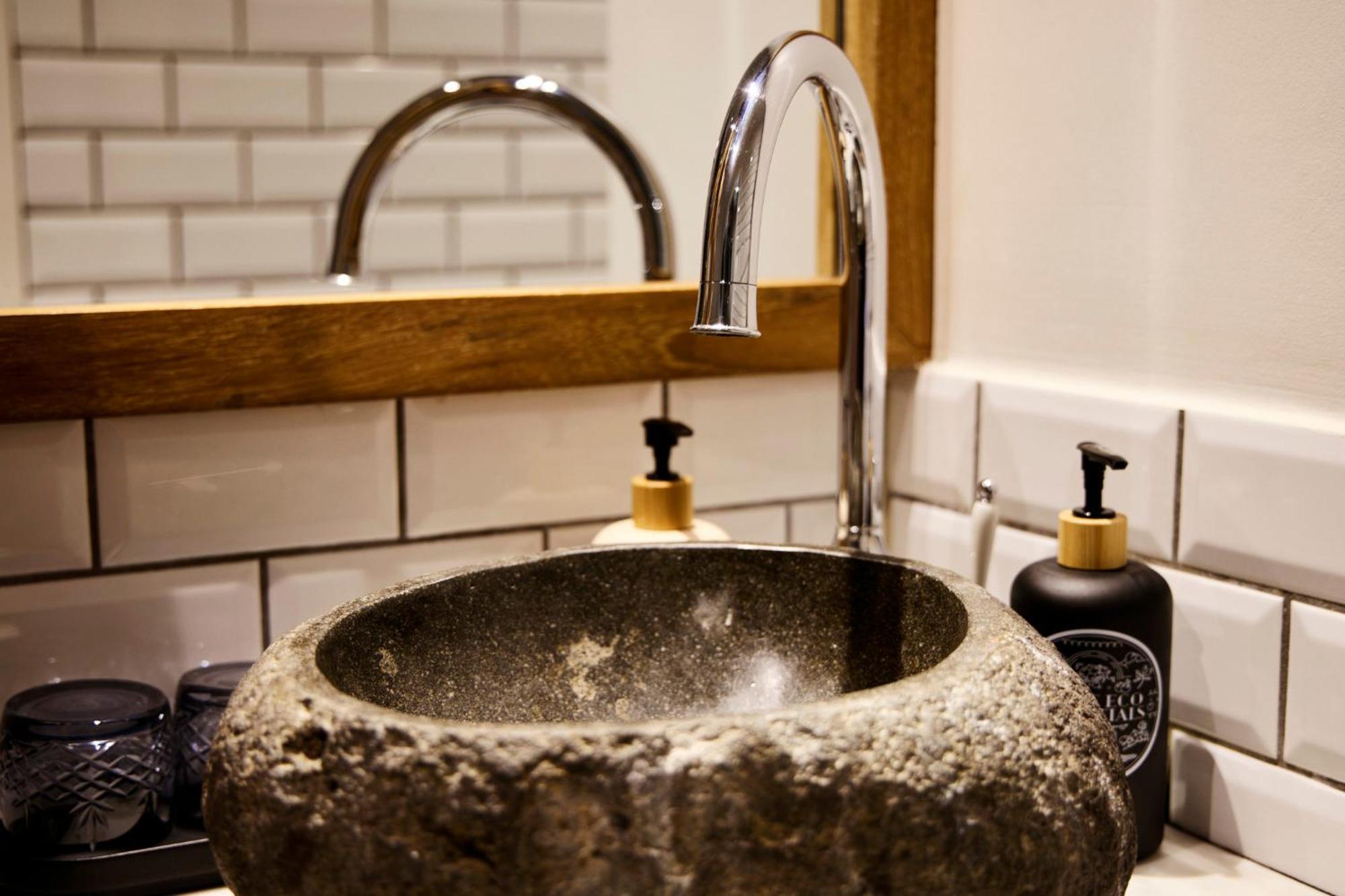 玛农勒斯套房古斯米登酒店 哥本哈根 外观 照片 A stone basin